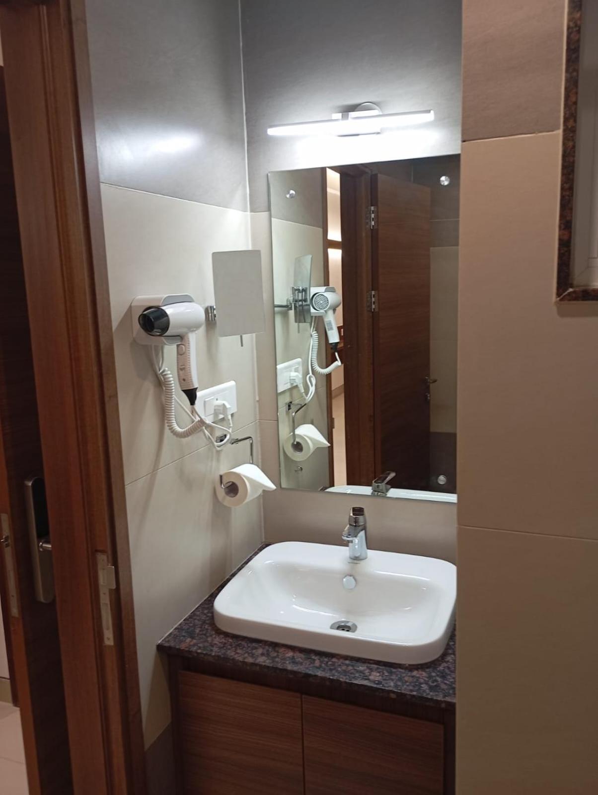 Highland Hotel Bangalore Extérieur photo