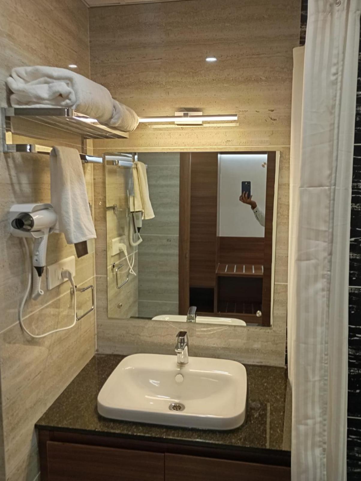 Highland Hotel Bangalore Extérieur photo